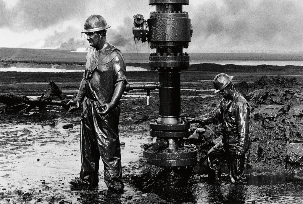 SEBASTIÃO SALGADO (1944- ) Kuwait Series, Greater Burhan Oil Field (capping well head).